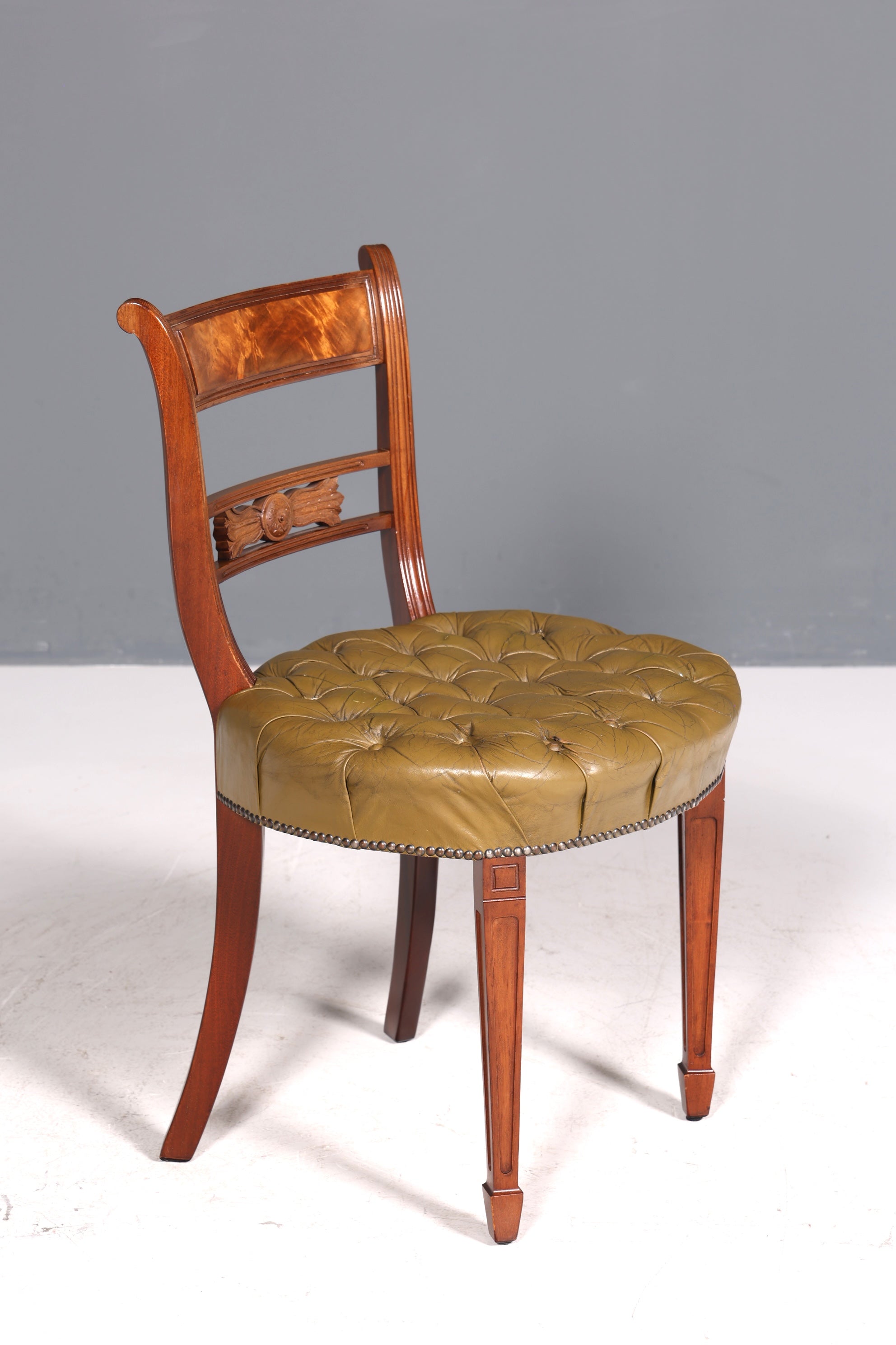 Magnifique fauteuil Chesterfield, chaise secrétaire Anno Dom, chaise de cuisine anglaise en cuir véritable, 1 sur 4