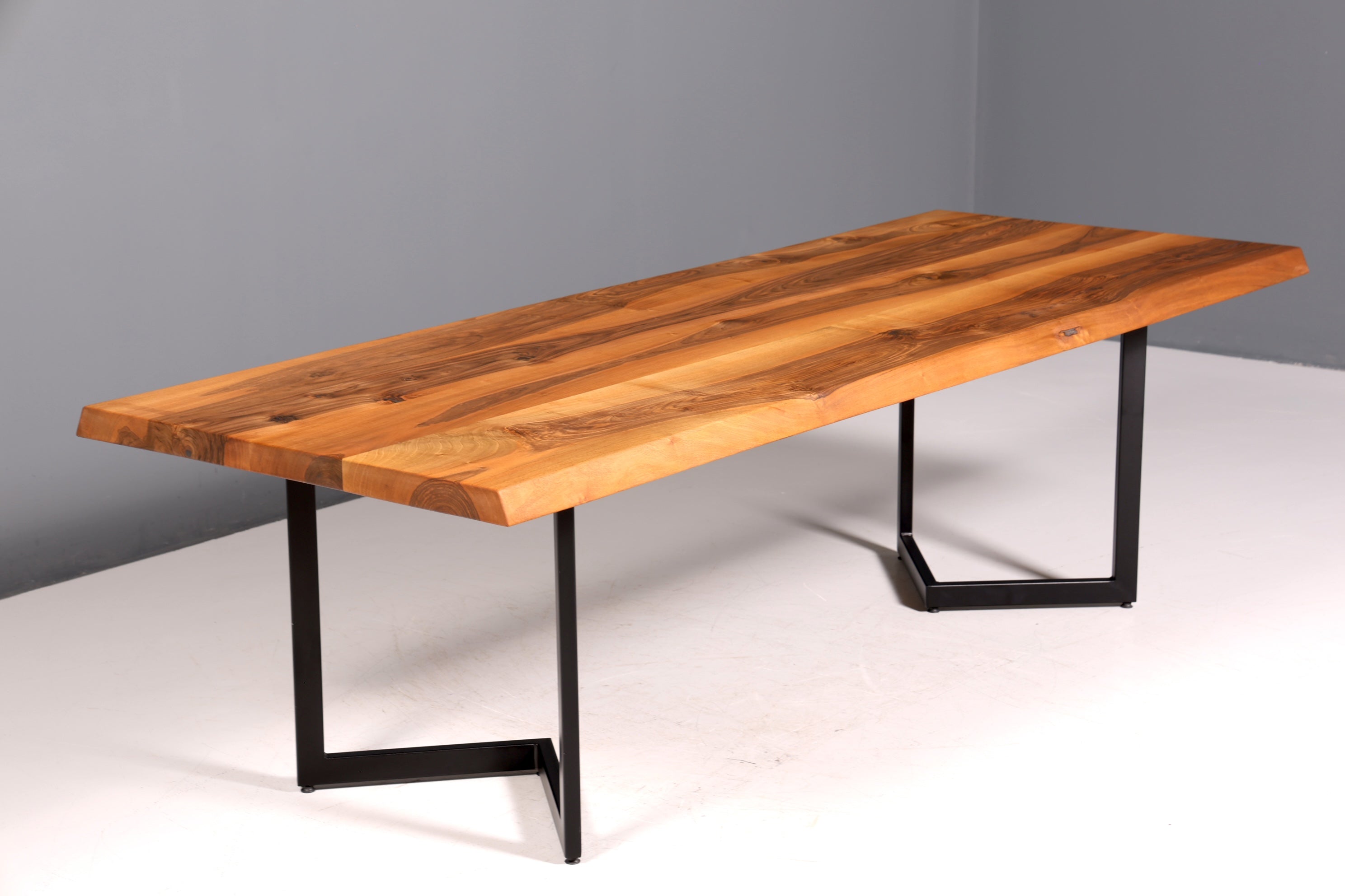Belle table en noyer massif, plateau à bords naturels, 260 cm x 97 cm, idéale pour la salle à manger ou la cuisine.