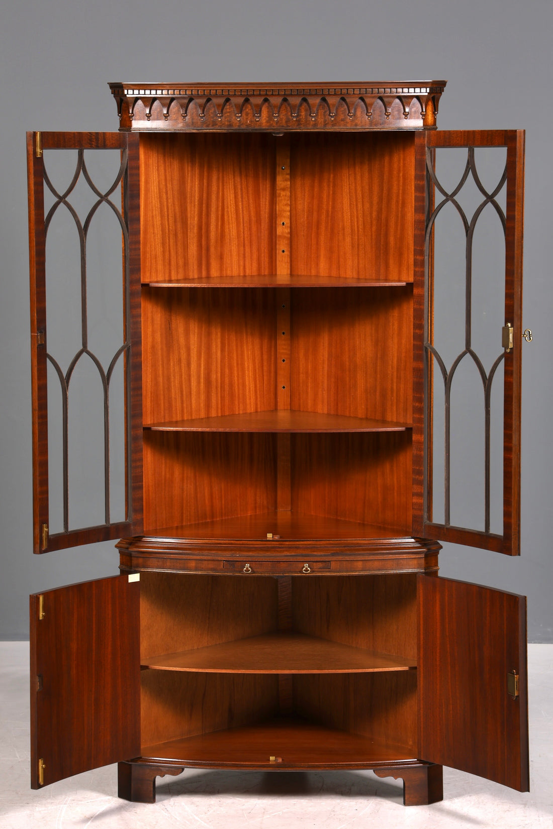 Wunderschöne Georgischer Eckvitrine Mahagoni Antik 50s echt Holz Schrank Englisch Eckschrank Glasvitrine