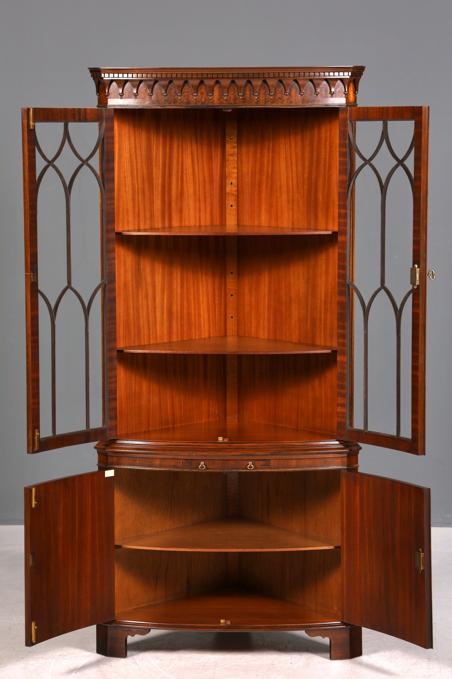 Wunderschöne Georgischer Eckvitrine Mahagoni Antik 50s echt Holz Schrank Englisch Eckschrank Glasvitrine