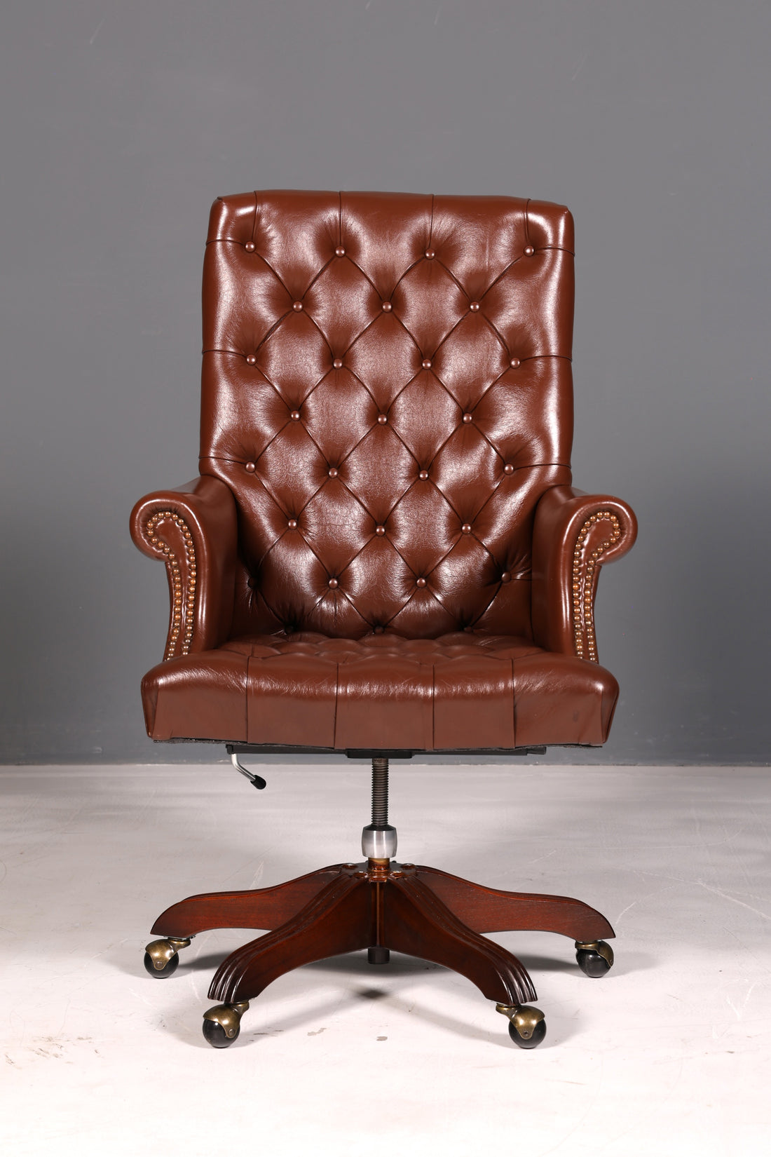 Fauteuil de bureau de direction Chesterfield élégant, siège de bureau en cuir véritable marron, fauteuil pivotant, chaise de bureau