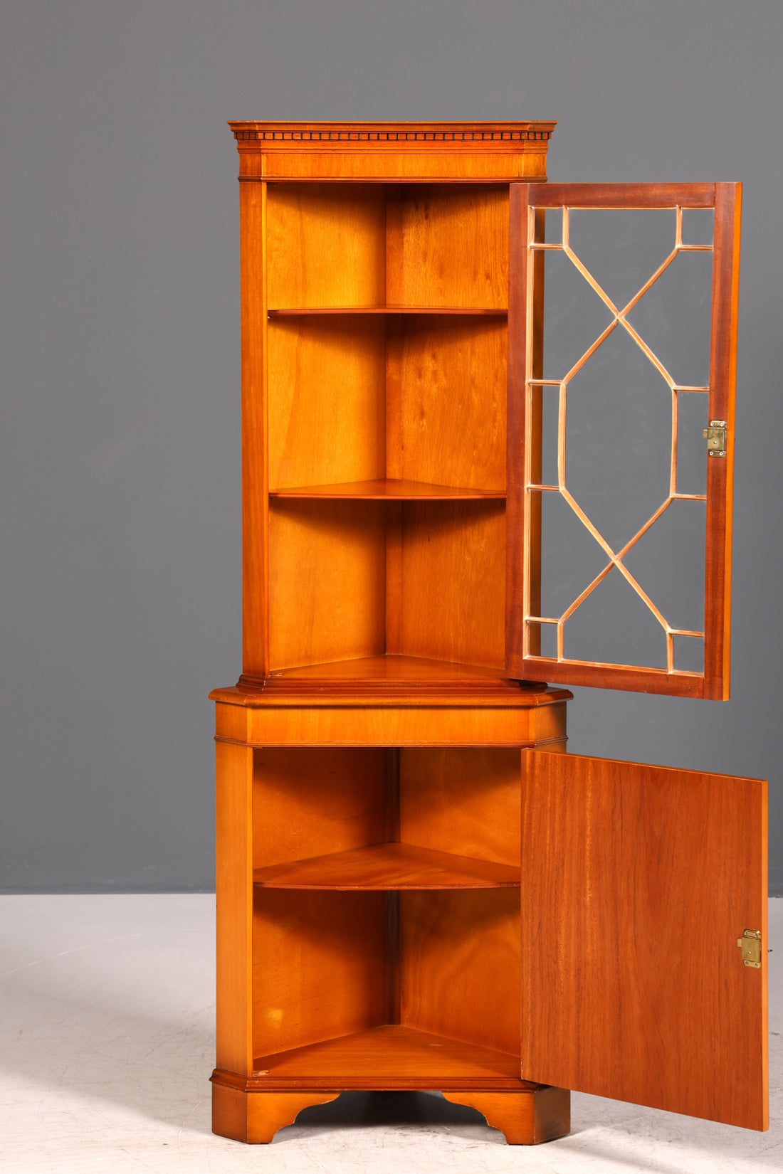 Wunderschöne Englische Eckvitrine Antik 60s echt Holz Eibe Schrank Eckschrank Glasvitrine Vitrine