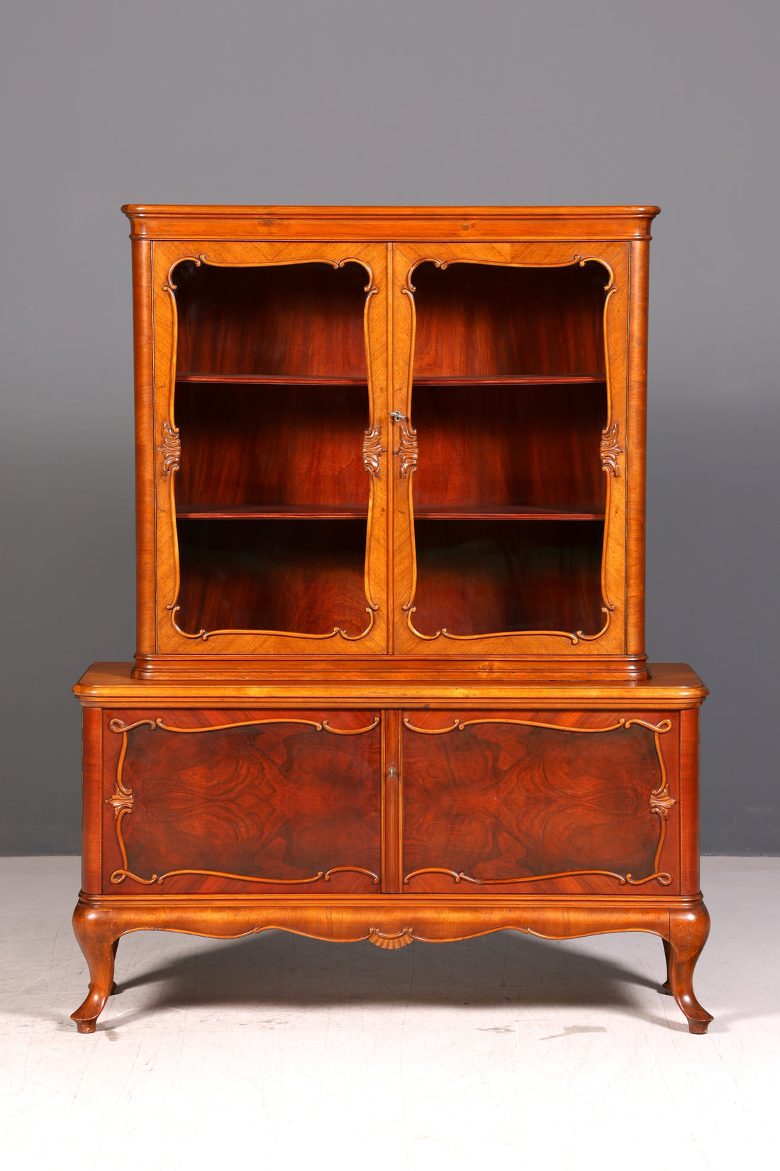 Wunderschöne Chippendale Vitrine im Barock Stil Nussbaum Bücherschrank Glasvitrine Buffet Antik Vintage