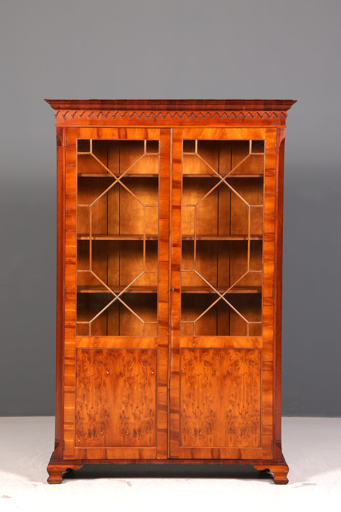 Rêvante bibliothèque anglaise Bevan Funnell Reprodux en if, vitrine, bibliothèque, meuble à livres vintage