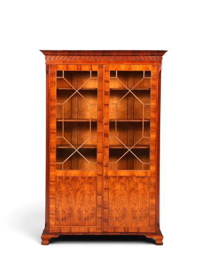Hauptstadt Möblerei Bevan Funnell Reprodux Bücherschrank aus Eibenholz mit verglasten Türen und klassischem Design