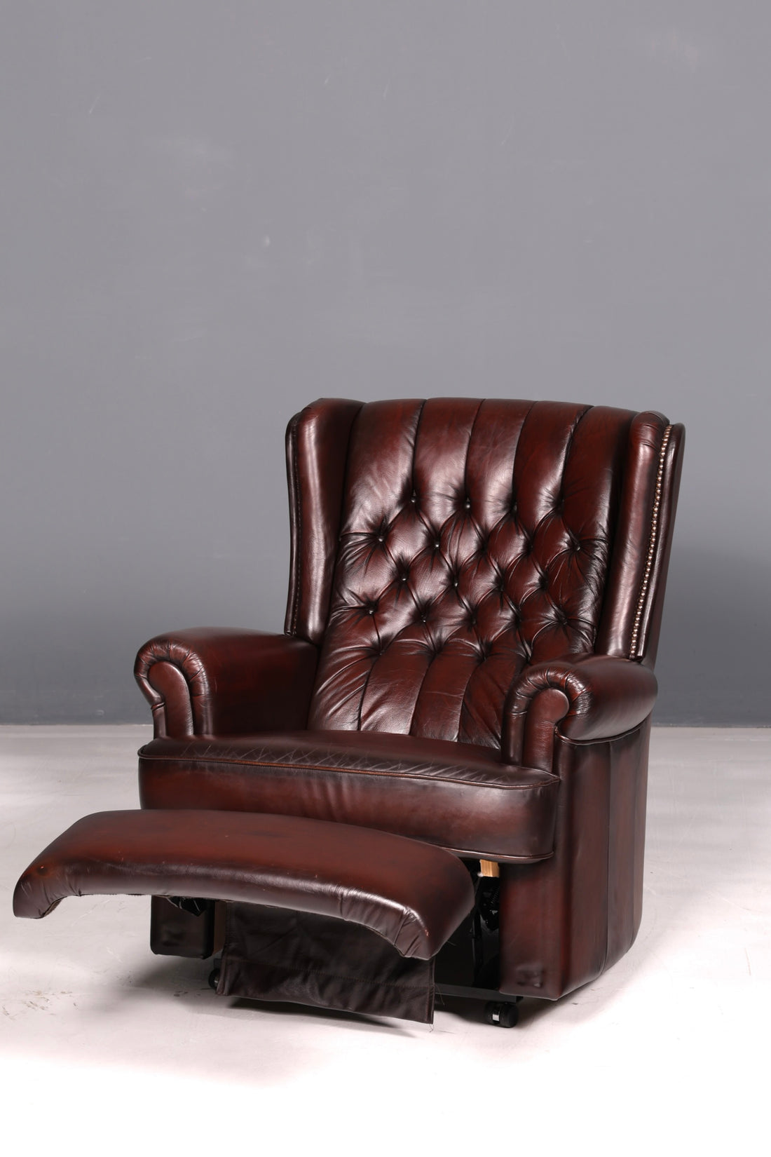 Élégant fauteuil à oreilles Chesterfield, fauteuil relax en cuir véritable marron, fauteuil de télévision, fauteuil de repos, fauteuil en cuir