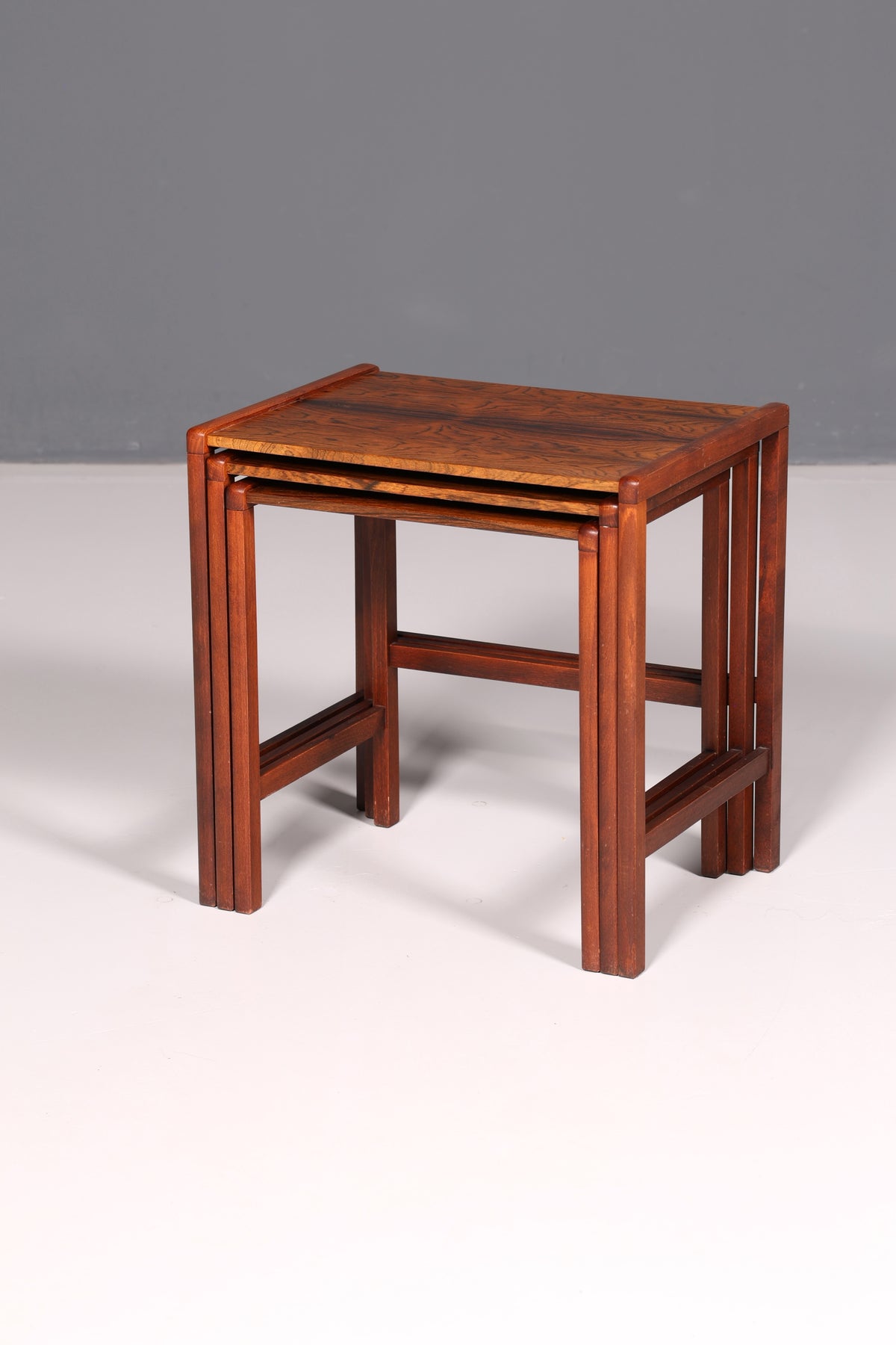 Ensemble de tables Filigranes du milieu du siècle, tables basses en palissandre, lot de 3 tables gigognes vintage, tables d’appoint découpées au laser