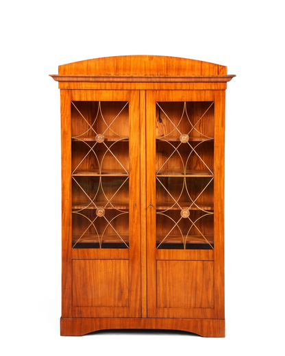 Hauptstadt Möblerei Biedermeier Vitrine aus Massivholz mit Sprossentüren, Rosetten und höhenverstellbaren Regalböden