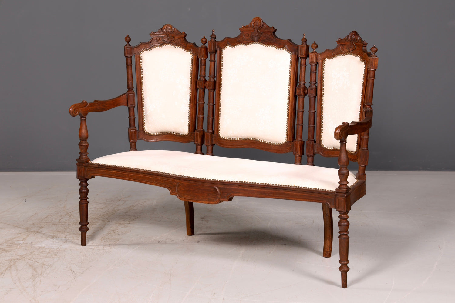 Élégante banquette néorenaissance, canapé ancien de l’époque Gründerzeit, banquette rembourrée, banquette de salon