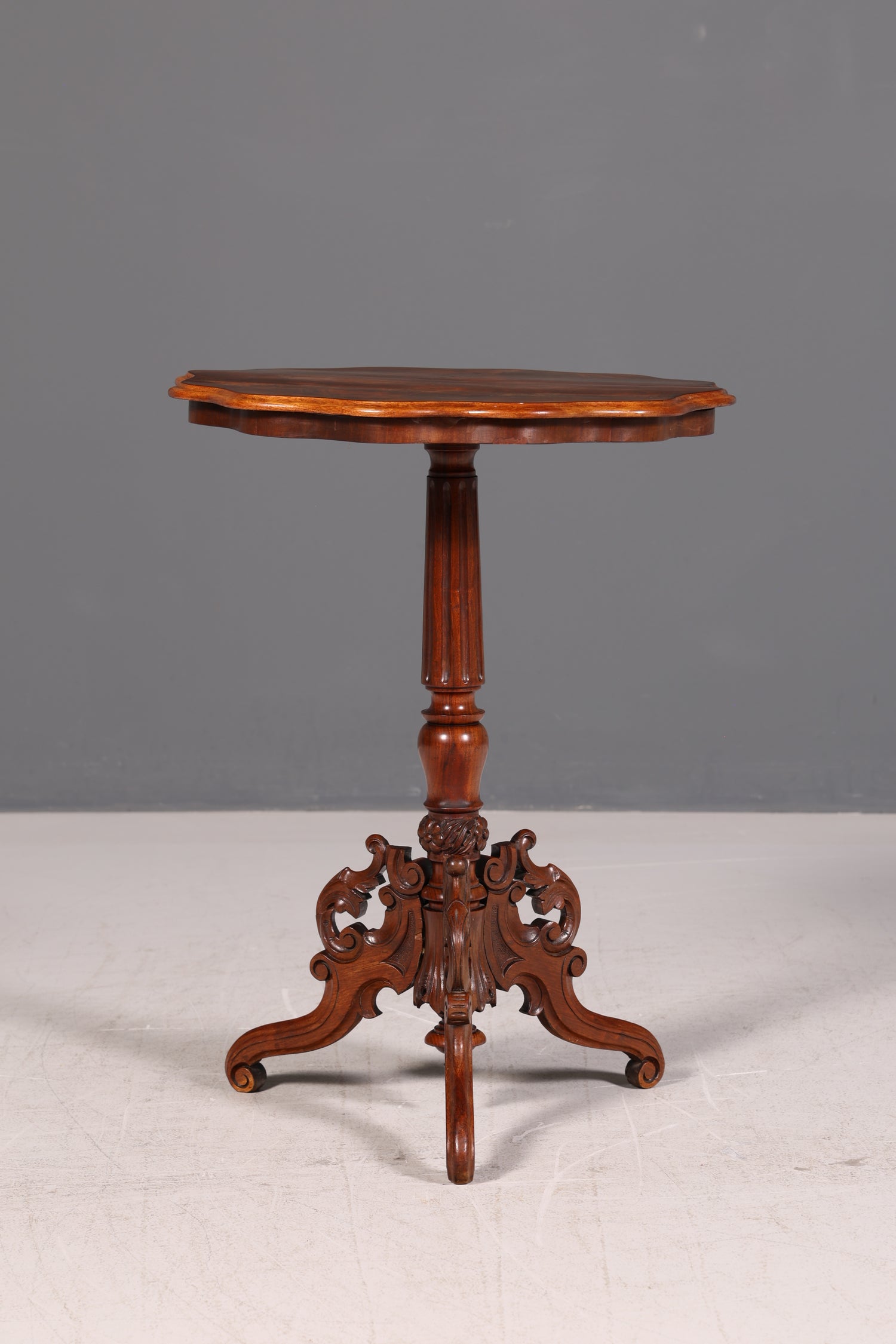 Filigraner Beistelltisch im Antik Stil Barock Ablagetisch Intarsien Beistelltisch Vintage Holz