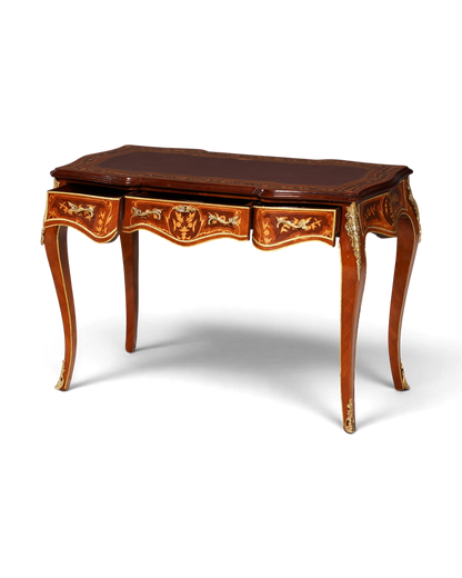 Hauptstadt Möblerei Schreibtisch im Louis XV Stil aus massivem Holz mit Messingbeschlägen und drei Schubladen