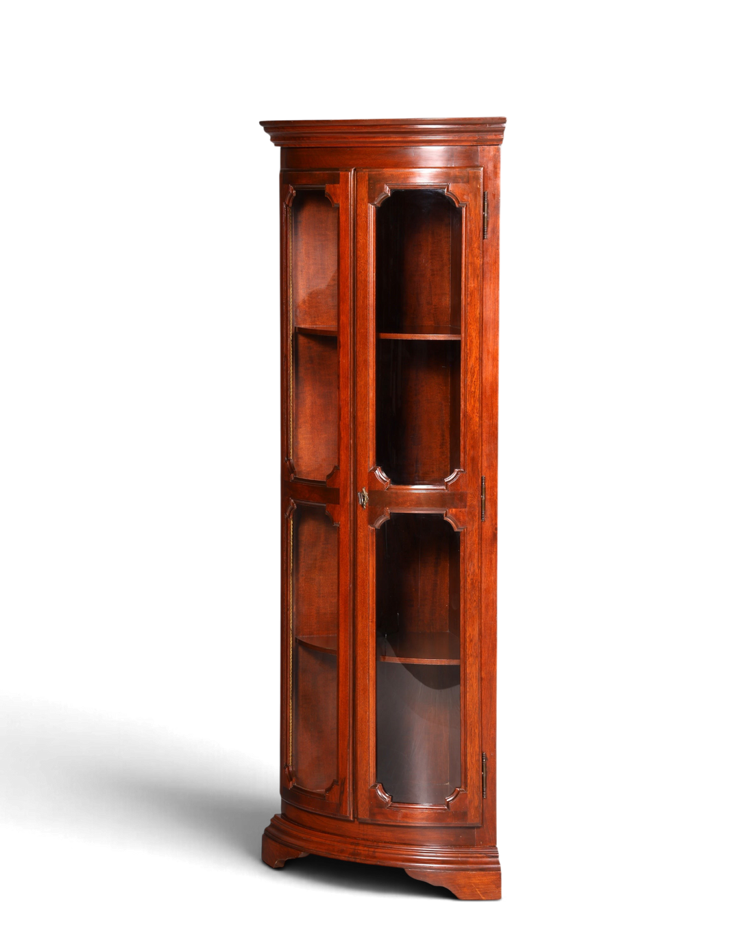 Hauptstadt Möblerei Original Selva Eckvitrine aus massivem Holz im antiken Stil mit Glasfront und eleganter Patina