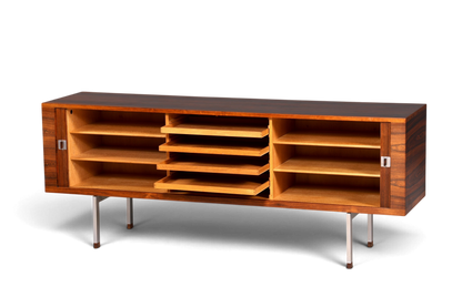 Beeindruckendes Original Hans J. Wegner für RY Møbler Modell RY 25 Sideboard Palisander Holz TV Kommode Vintage Schiebetür Schrank 1 von 2