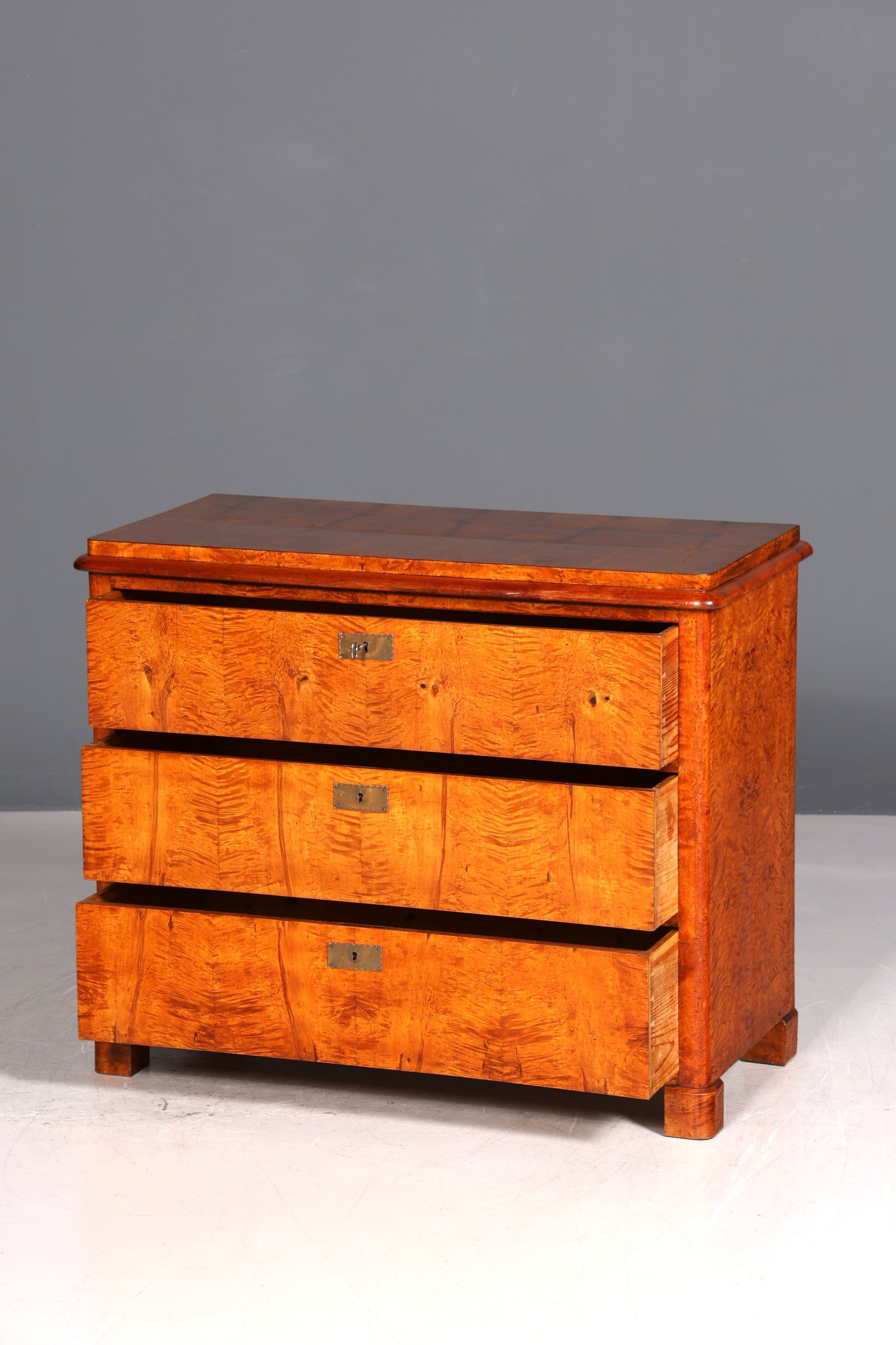 Belle commode ancienne de style Biedermeier Louis-Philippe, commode à linge