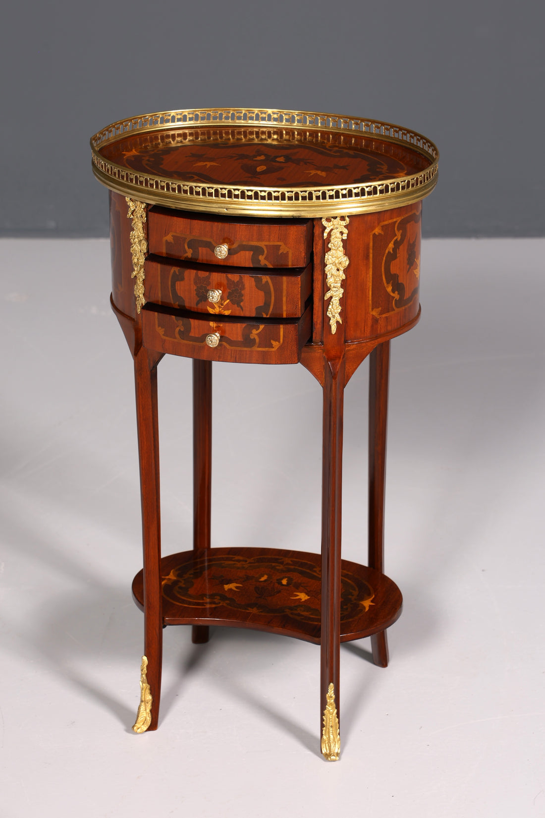 Wunderschöner Barock Louis XV Stil Beistelltisch Ablagetisch Kommode massiv Antik Stil Nachttisch