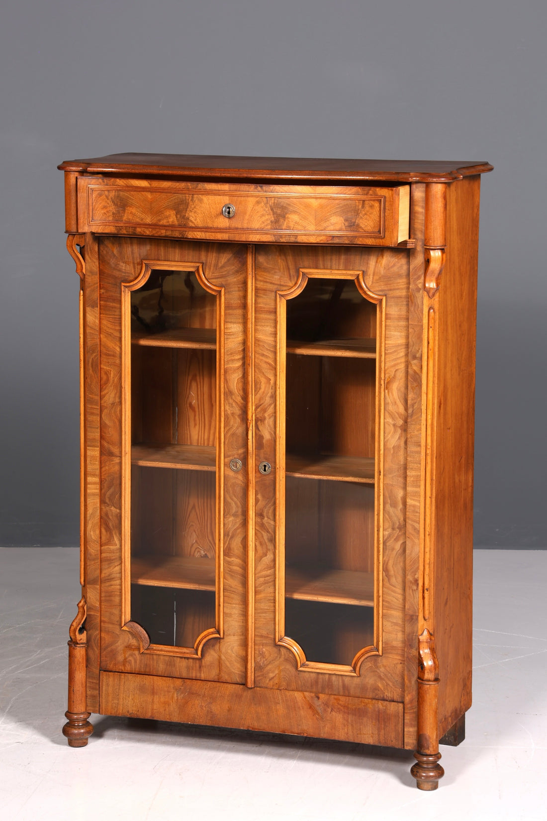 Vitrine ancienne Louis Philippe Biedermeier, en bois véritable, vers 1880, évoquant un rêve.