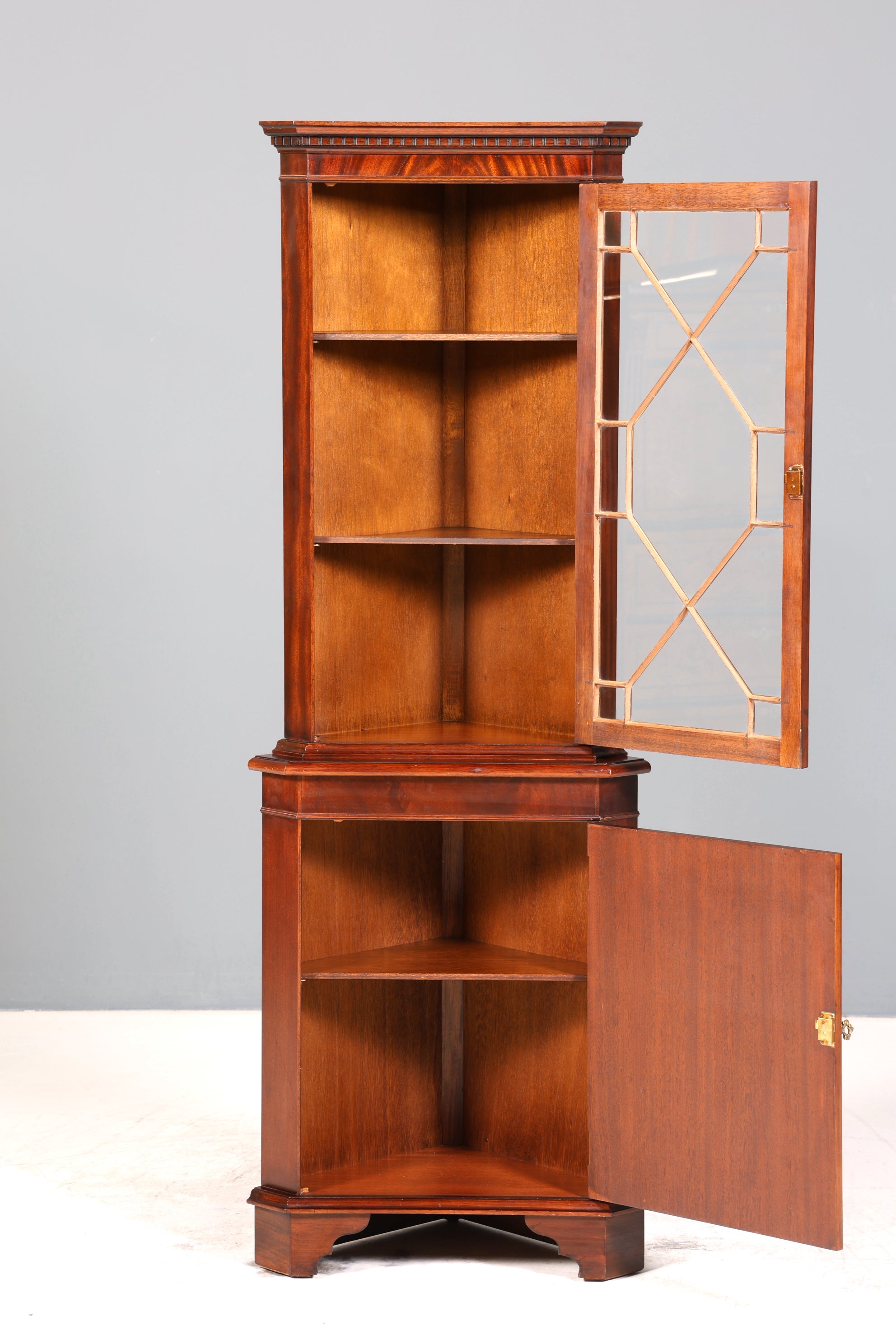 Wunderschöne Englische Eckvitrine Mahagoni Antik 60s echt Holz Schrank Eckschrank Glasvitrine