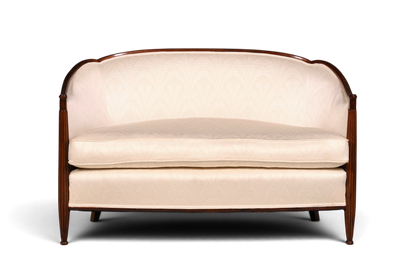 Hauptstadt Möblerei Art Deco Sofa mit hellem Polster und geschwungenem Holzrahmen in eleganter Vintage Optik