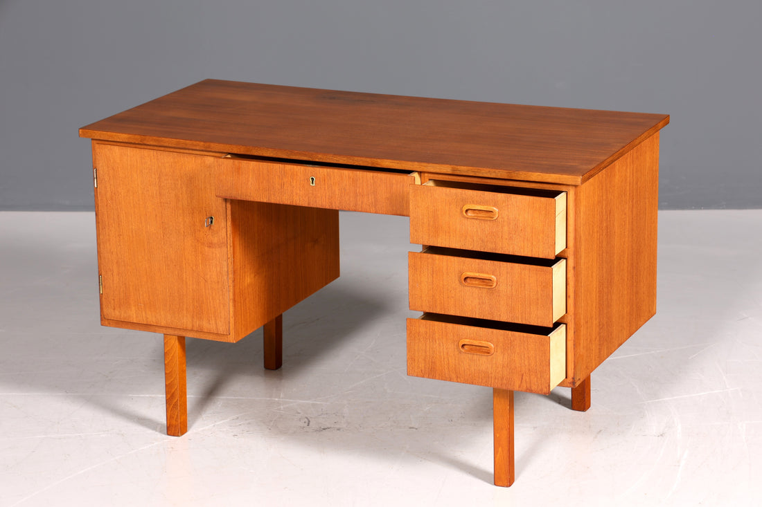 Magnifique bureau vintage de style danois, design des années 50, en bois de teck.