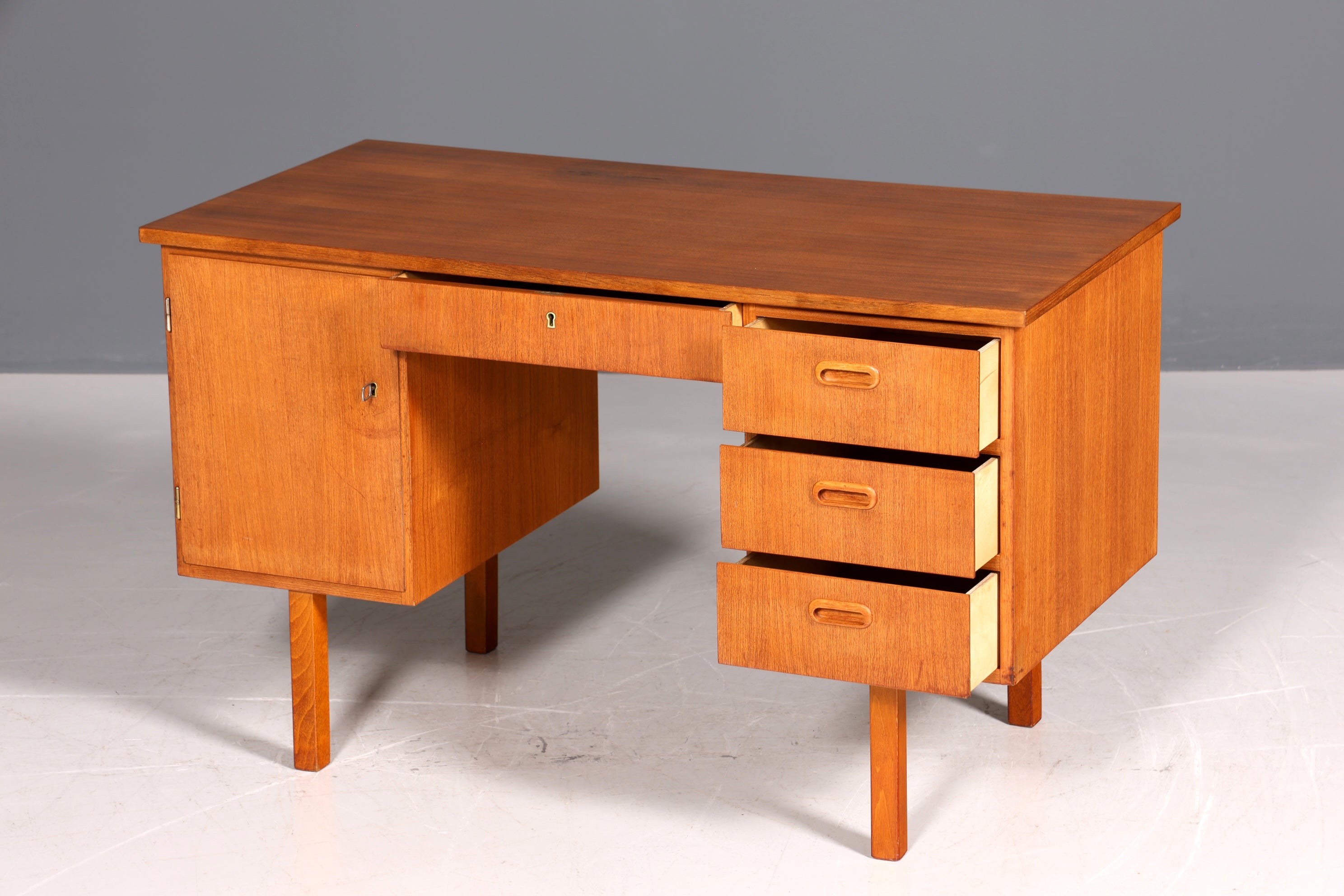 Magnifique bureau vintage de style danois, design des années 50, en bois de teck.