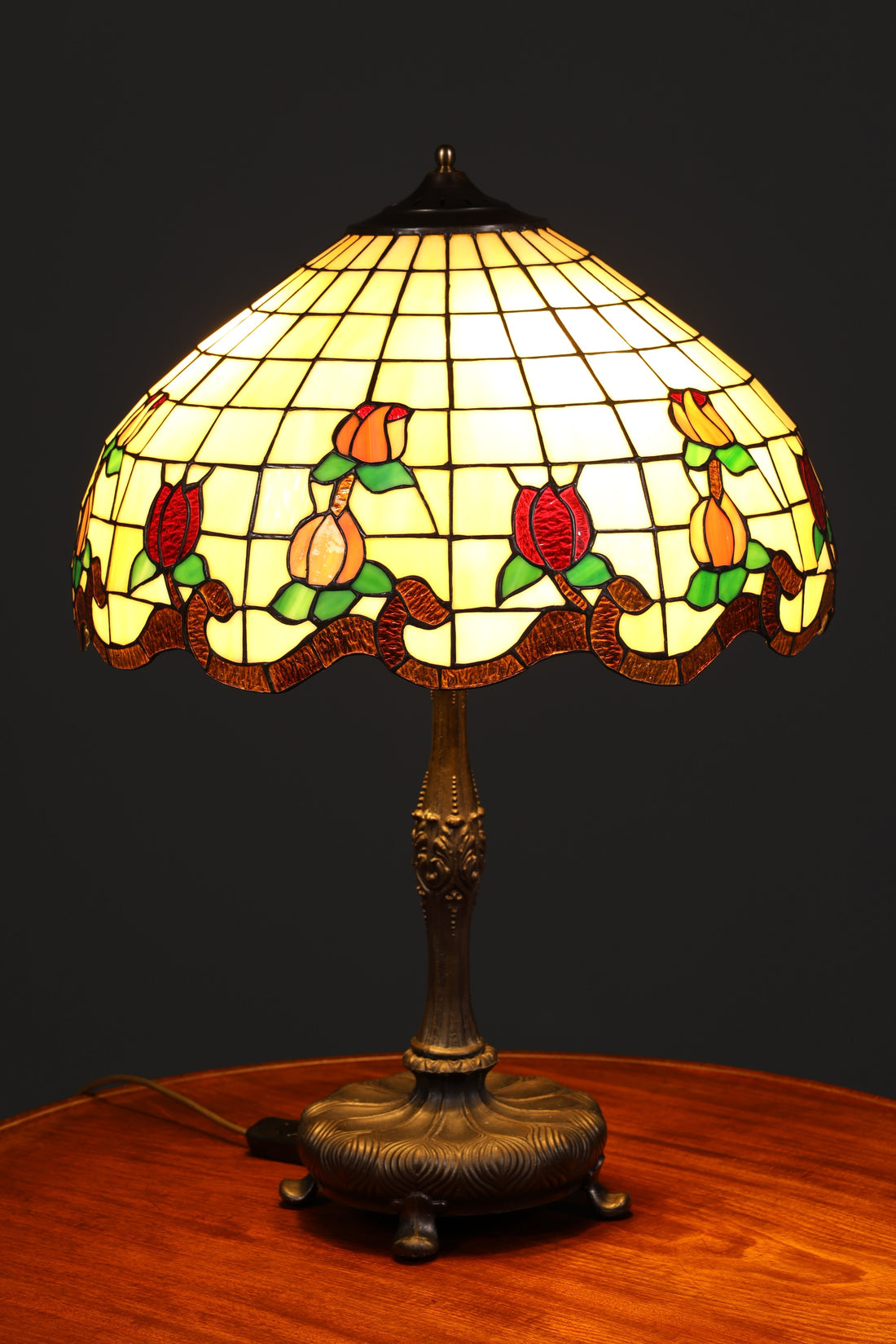 Lampe de table Tiffany ancienne au style onirique, abat-jour en verre, pied en laiton, lampe ornée