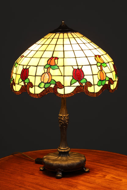 Lampe de table Tiffany ancienne au style onirique, abat-jour en verre, pied en laiton, lampe ornée