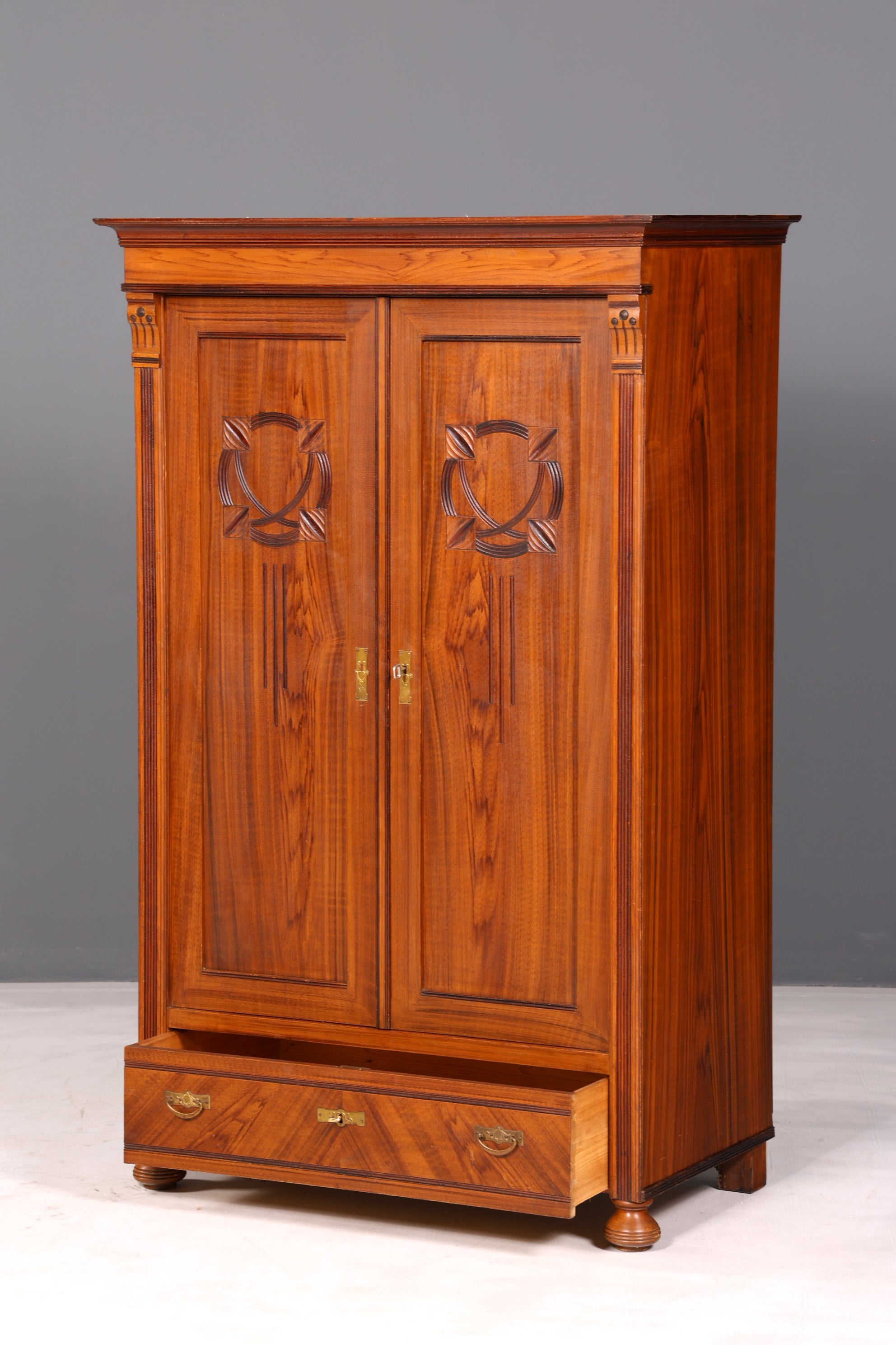 Wunderschöner Jugendstil Schrank Antik um 1880 Eiche Kleiderschrank Dielenschrank Wäscheschrank Massivholz