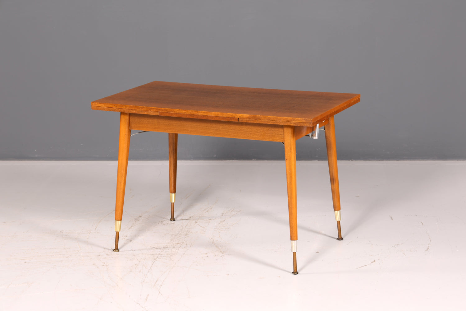 Magnifique table de cuisine du milieu du siècle, table vintage extensible et réglable en hauteur, table à manger en bois des années 60