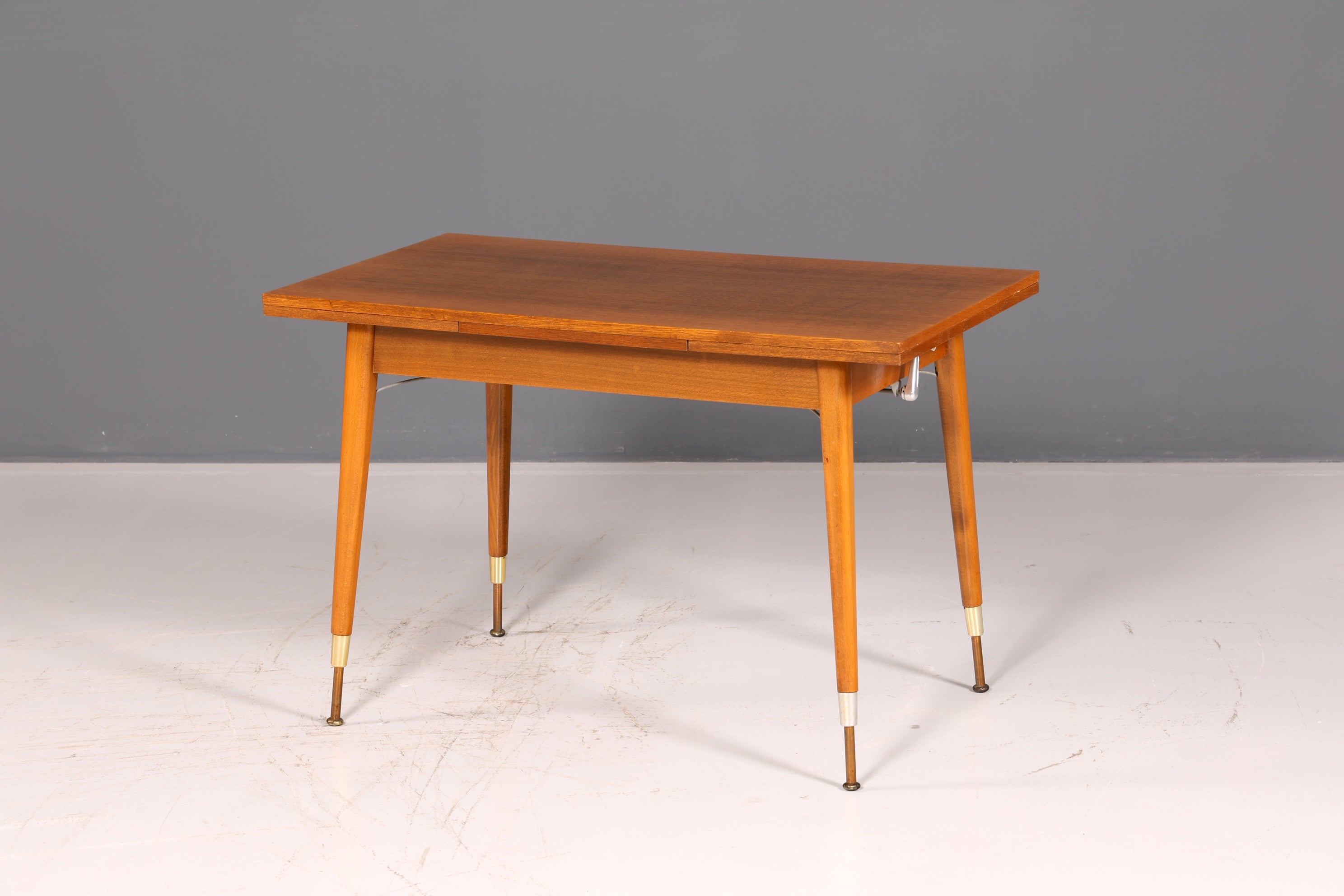 Magnifique table de cuisine du milieu du siècle, table vintage extensible et réglable en hauteur, table à manger en bois des années 60