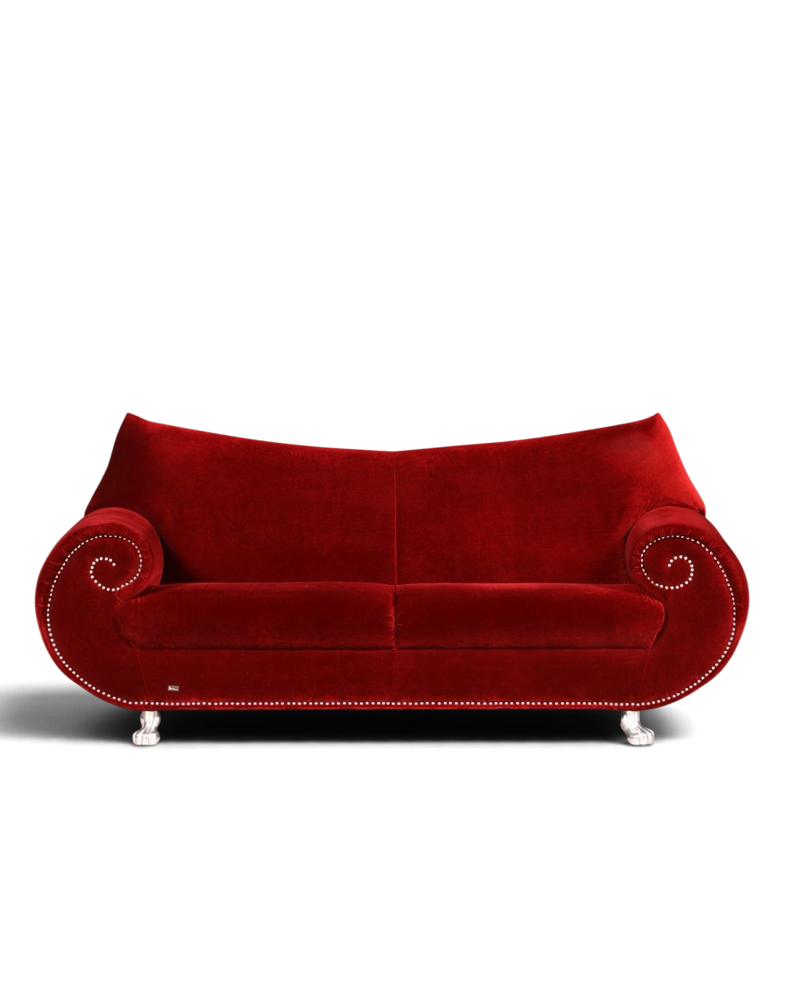 Hauptstadt Möblerei Bretz Gaudi 3-Sitzer Sofa in bordeauxrotem Samt mit geschwungenen Armlehnen und Ziernägeln