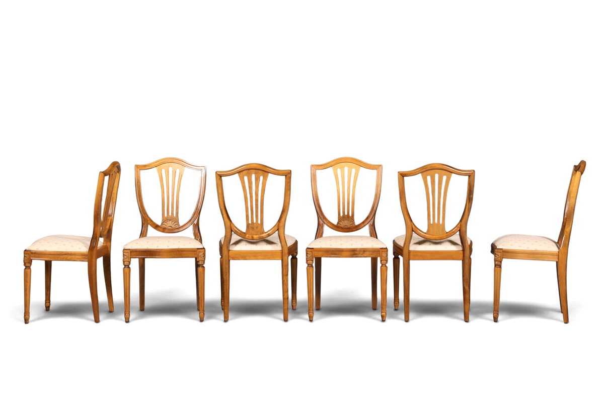 Hauptstadt Möblerei Set aus sechs hellen Holzstühlen im gustavianischen Stil mit gepolsterten Sitzflächen