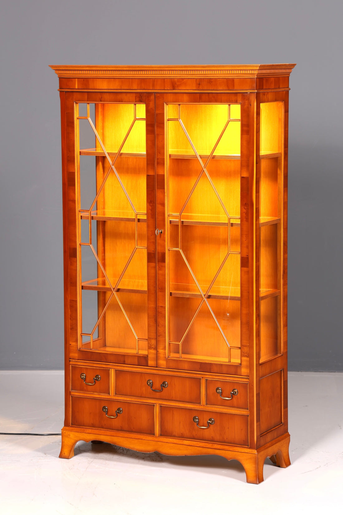 Magnifique vitrine originale Heldense en if anglais, bibliothèque vitrée avec éclairage
