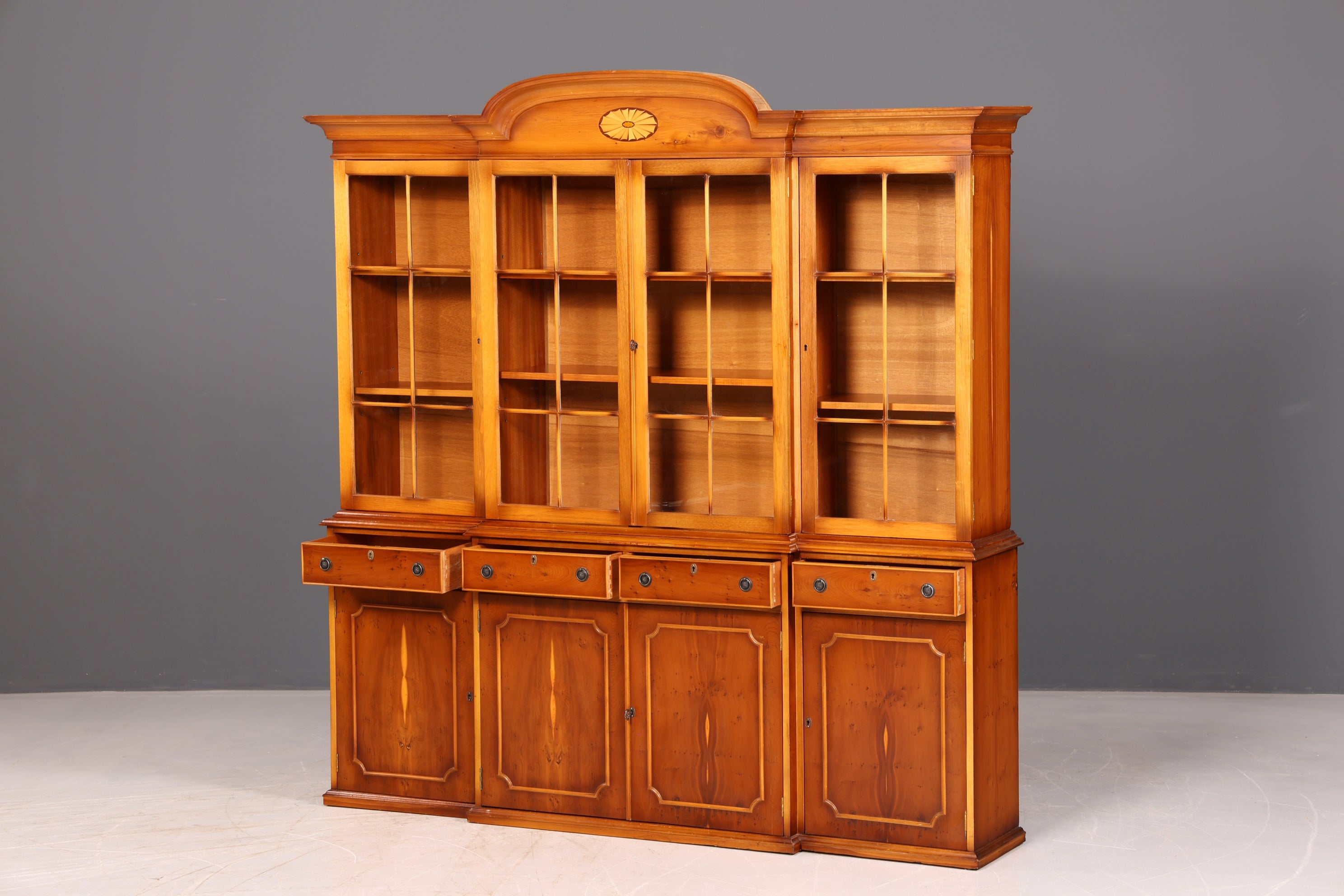 Wunderschöne Englische Vitrine Bücherschrank Eibe Bibliothek Glasvitrine Buffet Vitrinenschrank Antik