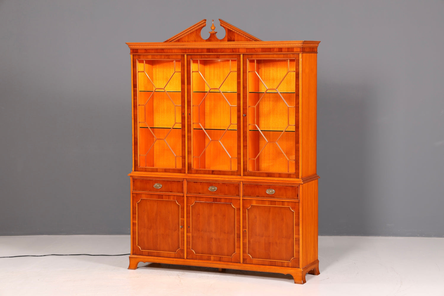 Wunderschöne Original Heldense Vitrine Englische Eibe Bücherschrank Buffet Antik Glasvitrine Vintage