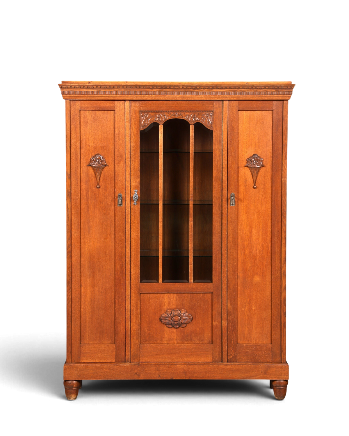 Hauptstadt Möblerei Jugendstil Vitrine aus massiver Eiche mit Schnitzereien und verglaster Mitteltür