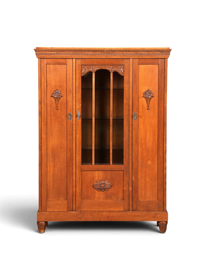 Hauptstadt Möblerei Jugendstil Vitrine aus massiver Eiche mit Schnitzereien und verglaster Mitteltür