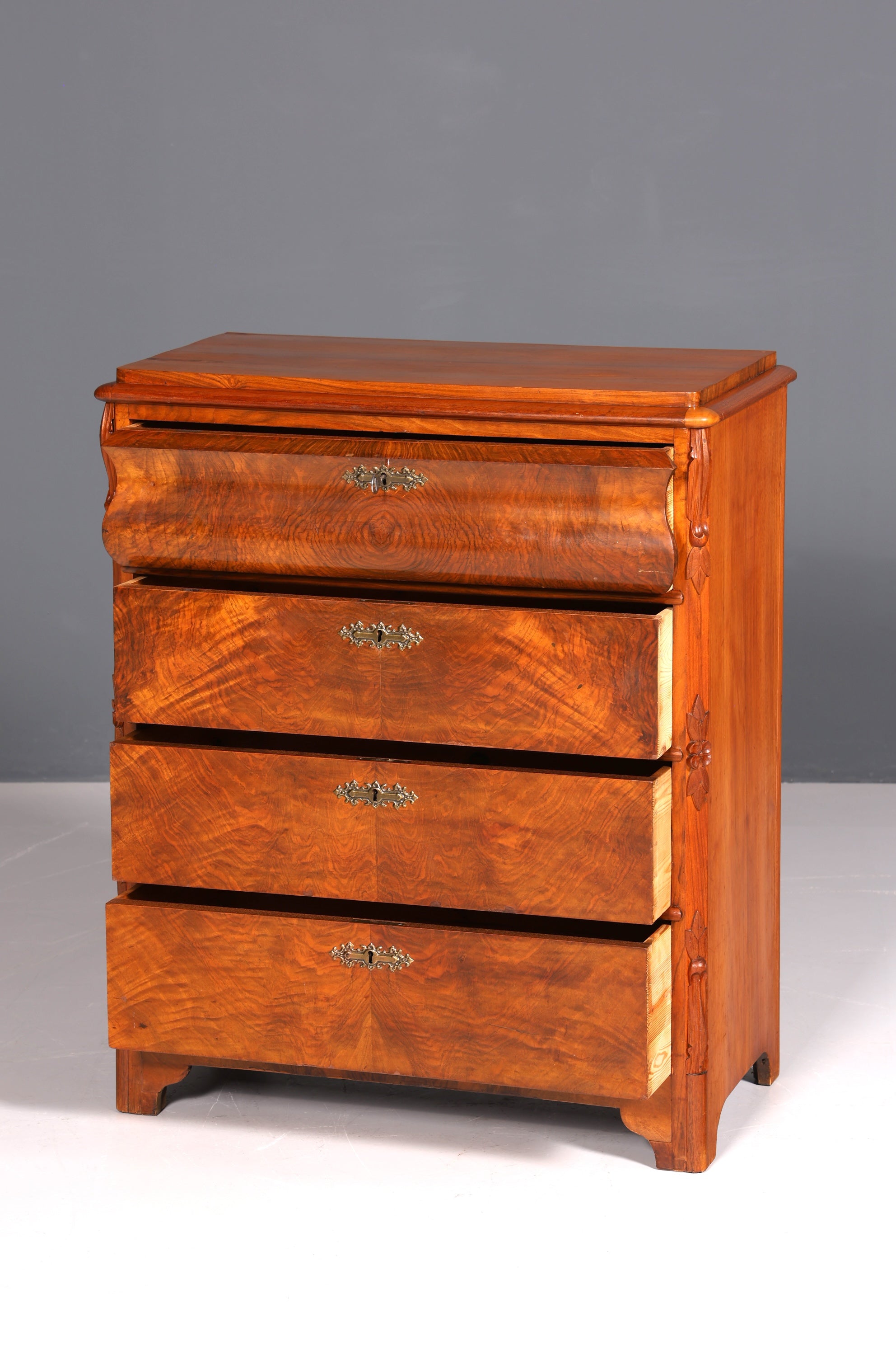 Beautiful Louis Philippe chest of drawers, walnut, Biedermeier style, circa 1890