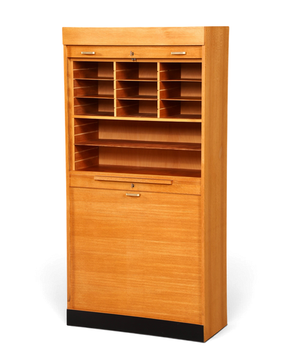 Hauptstadt Möblerei Mid Century Rollladenschrank aus hellem Echtholz im Bauhaus Stil mit Fächern und Rolltür
