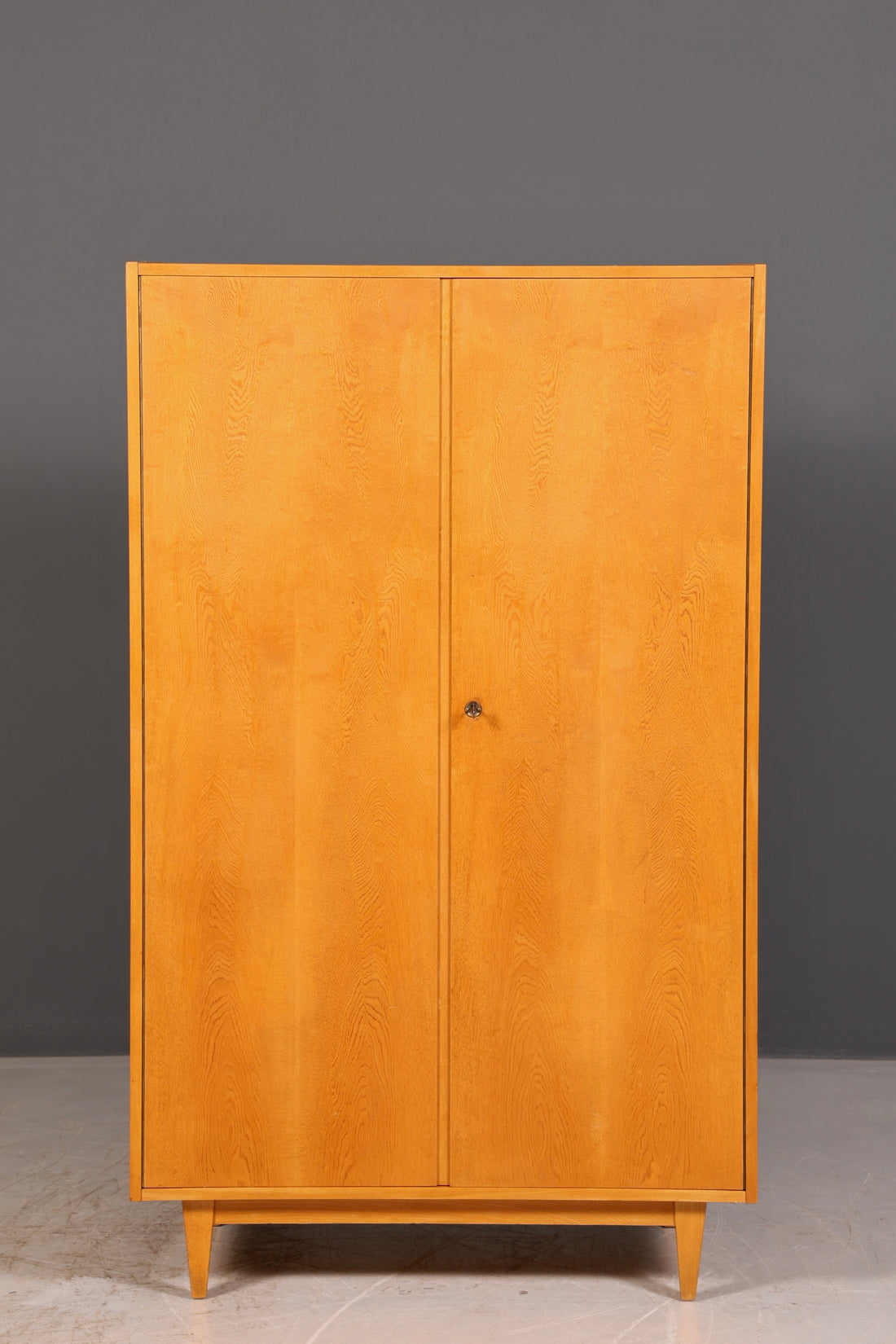 Magnifique armoire-penderie Hellerau originale, meuble vintage Mid-Century, armoire rétro à linge, armoire d’entrée