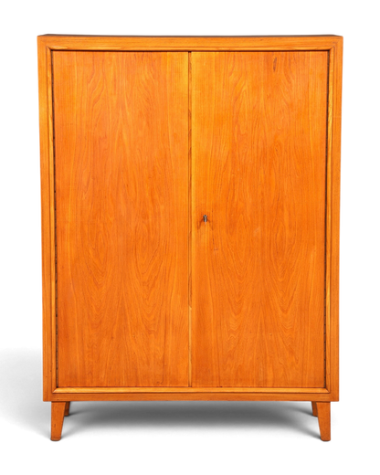 Hauptstadt Möblerei Kleiderschrank aus hellem Holz mit zwei Türen und schmalen Beinen im Mid-Century-Stil