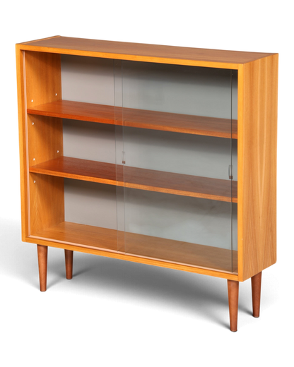 Hauptstadt Möblerei H953 Finish Vintage Regal aus Holz mit Schiebetüren aus Glas und konischen Beinen
