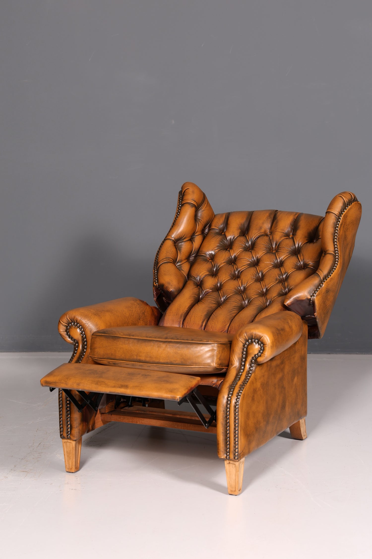 Fauteuil à oreilles Chesterfield original en cuir véritable, fauteuil club anglais en cuir, fauteuil inclinable en cuir souple, style antique vintage