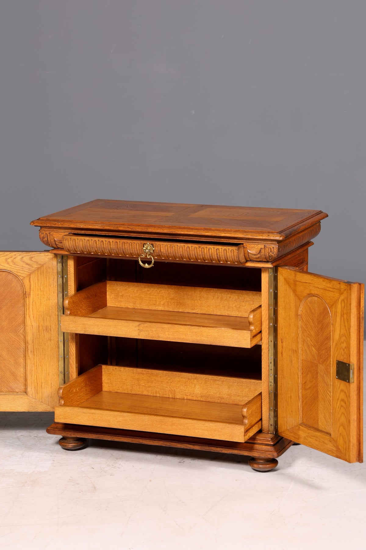 Magnifique armoire de l’époque Gründerzeit, buffet bas, commode ancienne Louis-Philippe, vaisselier, vertiko