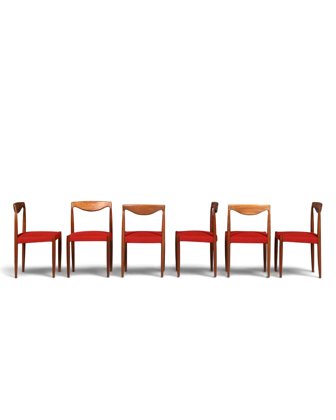 Hauptstadt Möblerei 6er-Set Bambi Stühle von Rastad &amp; Relling aus Holz mit rotem Stoffbezug im Mid-Century-Design