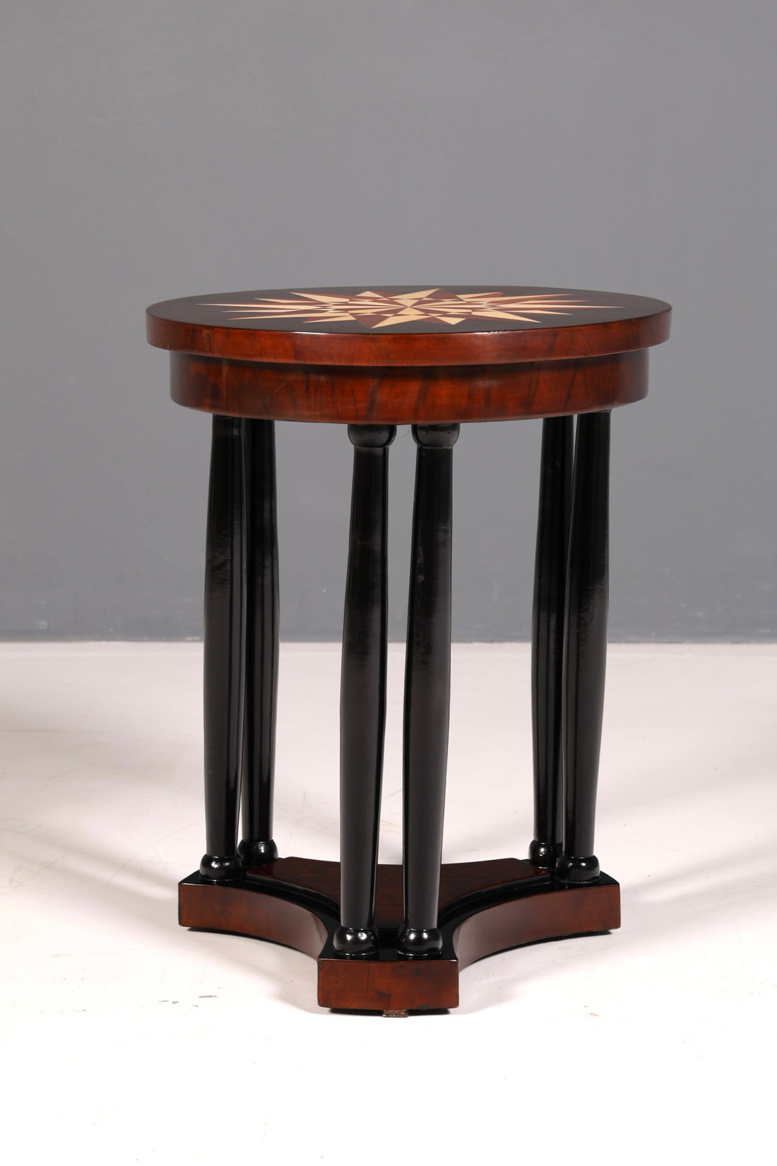 Beautiful Art Deco-style table Luxury coffee table side table occasional table Round solid wood Vintage