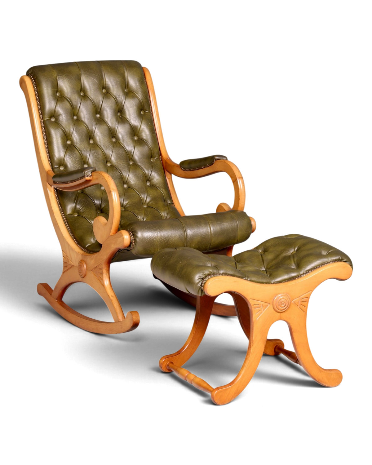 Hauptstadt Möblerei Schaukelstuhl mit Hocker aus grünem Leder und hellem Holz im klassischen Chesterfield-Stil
