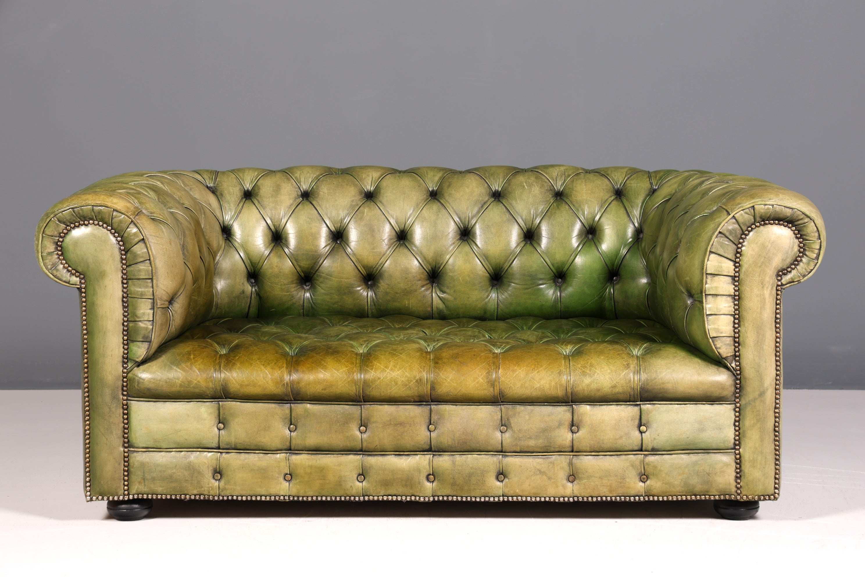 Magnifique canapé Chesterfield original 2 places, vert anglais, cuir véritable, canapé 2 places