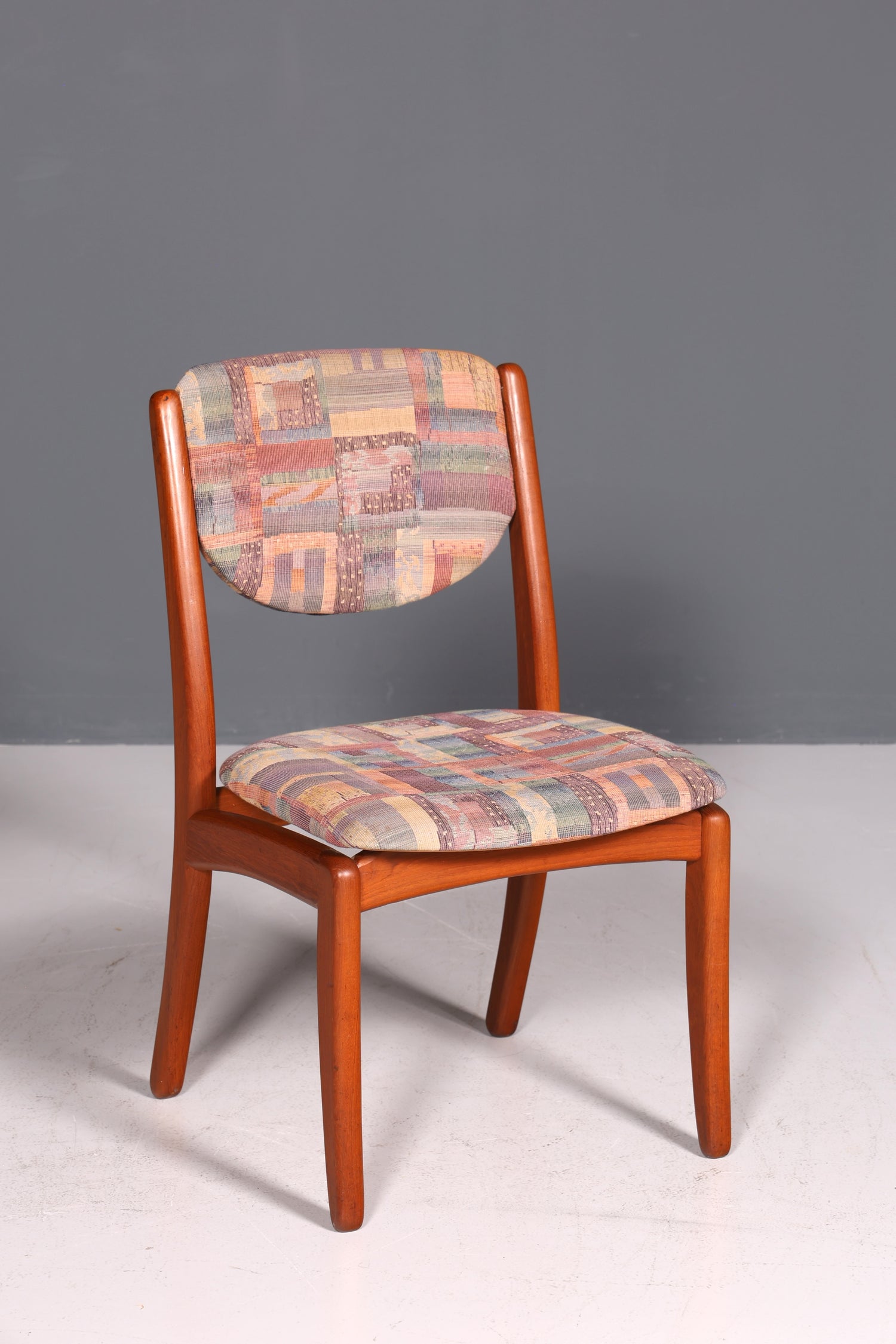 Chaise simple de style Mid-Century, chaise de salle à manger rétro, chaise de cuisine design danois, chaise de secrétaire en teck, 1 sur 2