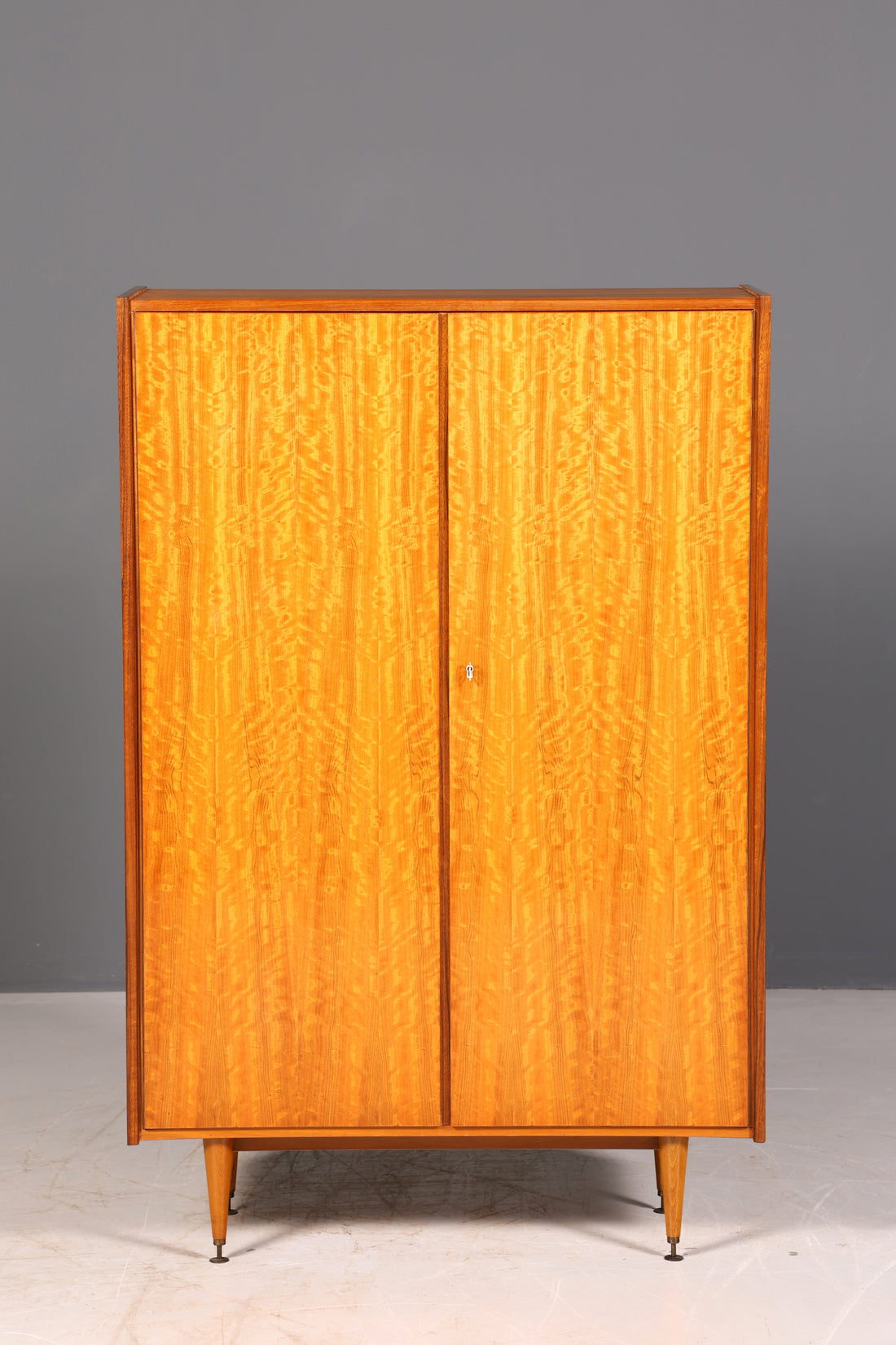 Magnifique armoire Mid-Century, armoire vintage rétro, meuble à linge des années 60 en bois véritable