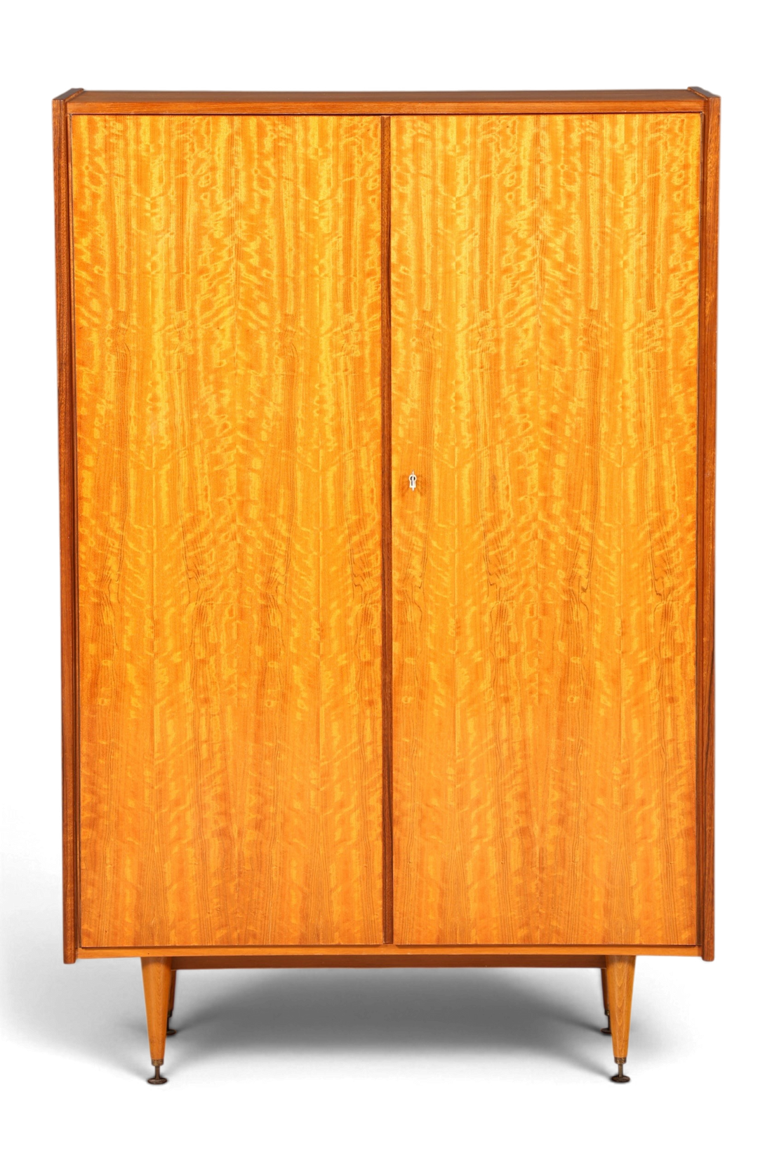 Hauptstadt Möblerei Mid Century Kleiderschrank aus Holz mit markanter Maserung und konischen Beinen im 60er Jahre Stil